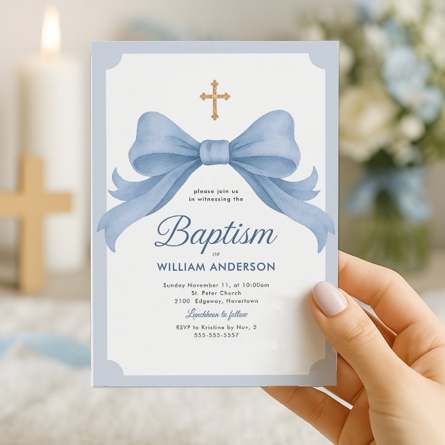 Blaue Taufe Einladung mit Kreuz und Kuh (Classic blue baptism invitation with elegant bow and soft pastel accents.)