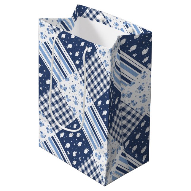 Blaue Texturen Mittlere Geschenktüte (Vorderseite Schrägansicht)