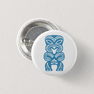 Blaue Tiki-Glücksfigur-Symbol Pin Button