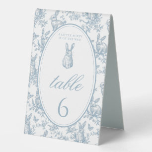 Blaue Toile Kleiner Hase Baby Shower Tischnummern Tischaufsteller