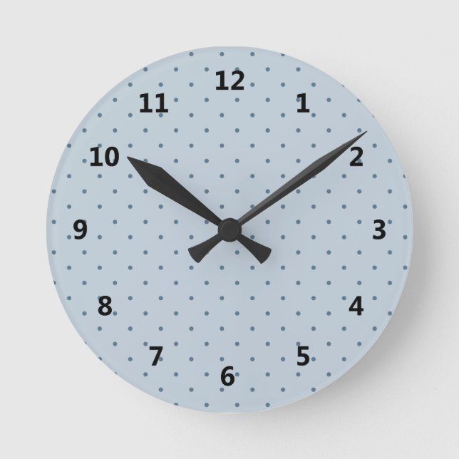 Blaue Tupfen auf hellerem Blau Runde Wanduhr (Vorderseite)