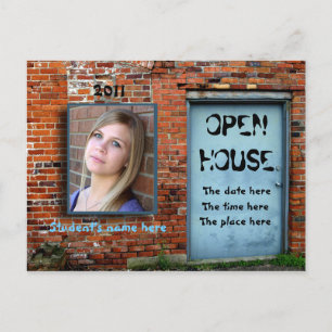 Blaue Tür Backsteinwand Open House Einladungspostkarte