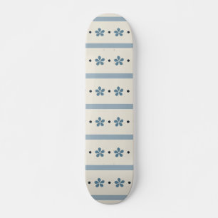 Blaue und cremefarbene Streifen und Blumen Skateboard