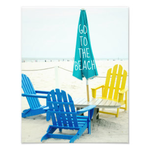 Blaue und gelbe Adirondack Stühle auf dem Strand Fotodruck