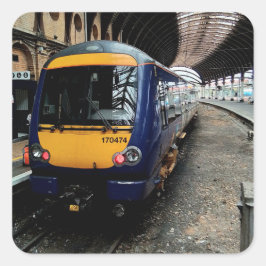 Blaue und gelbe Bahn in York Quadratischer Aufkleber
