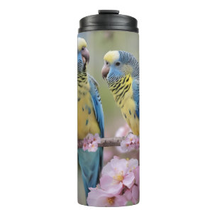 Blaue und gelbe Budgien in rosa Blossom, Thermosbecher