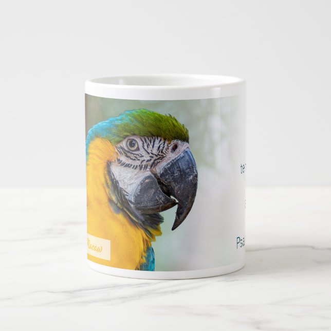 Blaue und gelbe Macaw Psalm 145:9 KJV Jumbo-Tasse (Vorderseite)
