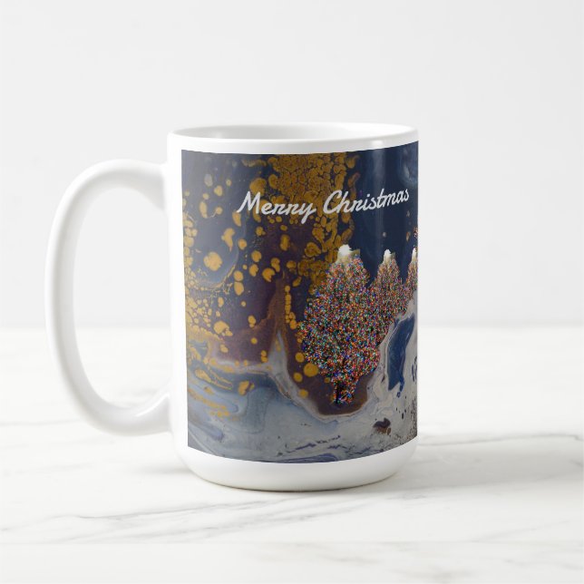 Blaue und goldene Weihnachtsbäume in der nächtlich Kaffeetasse (Links)