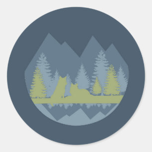 Blaue und grüne Landschaft mit Wölfen und Bergen Runder Aufkleber