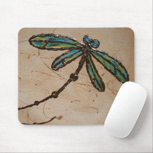 Blaue und grüne Libelle flattert am Strand Mousepad