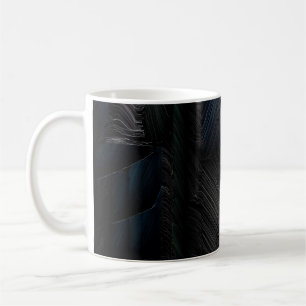 Blaue und grüne Stifte auf blauem Kunststoffbehält Kaffeetasse