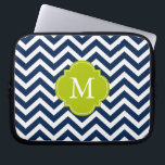 Blaue und grüne Zigzags-Muster Laptopschutzhülle<br><div class="desc">Moderne und schicke Zickzack Streifen und Quatrefolien Monogramm-Design.</div>