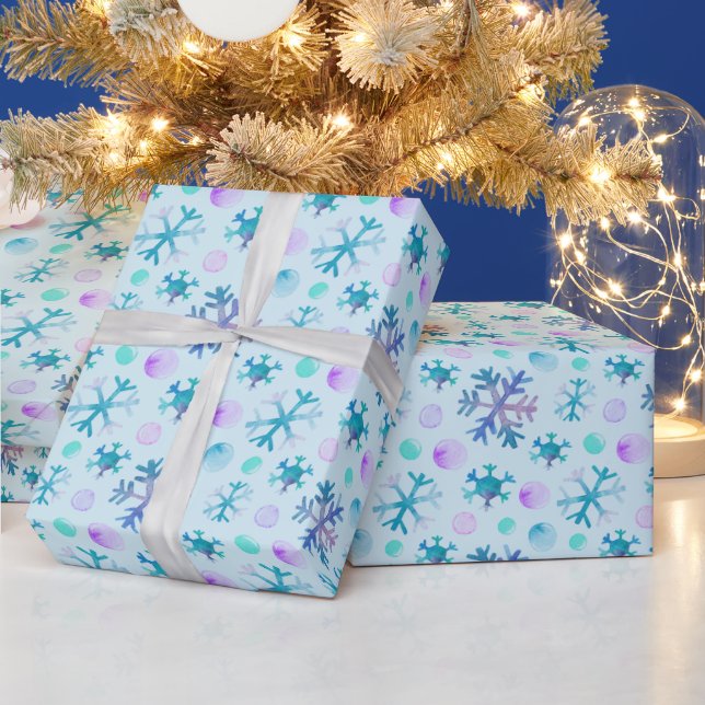 Blaue und Lila Schneeflocken Moderne grüne Weihnac Geschenkpapier (Feiertage)