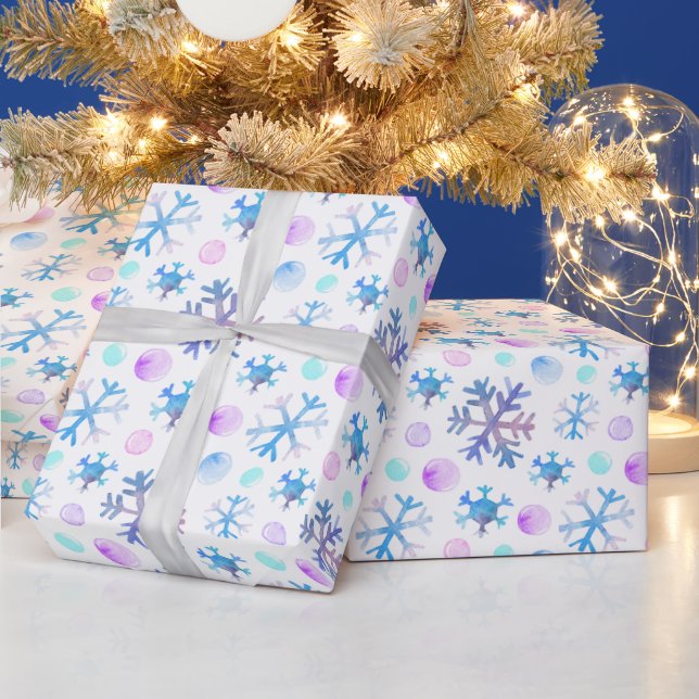 Blaue und Lila Schneeflocken Moderne Weiße Weihnac Geschenkpapier (Feiertage)