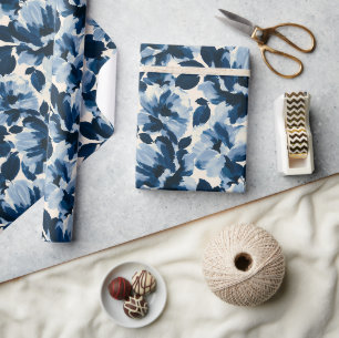 Blaue und marineblaue malerische Blumenmuster Geschenkpapier