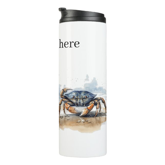 Blaue und orangefarbene Krabbe am Strand Thermosbecher (Nach rechts gedreht)