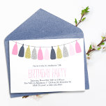 Blaue und rosa Tassel Garland Geburtstagsparty Einladung<br><div class="desc">Das trendige und schicke Design besticht durch ein beliebtes Design von Tassel-Girlanden, das perfekt für jede Geburtstagsparty eines Mädchens, Quinceanera, 16 . Geburtstag, etc. geeignet ist. HINWEIS: Bei diesen Einladungen wird kein Glitzer verwendet, die Einladungen werden wie ein wunderschönes Foto schimmernden Glitzer gedruckt. Besuchen Sie unseren Laden für die passenden...</div>