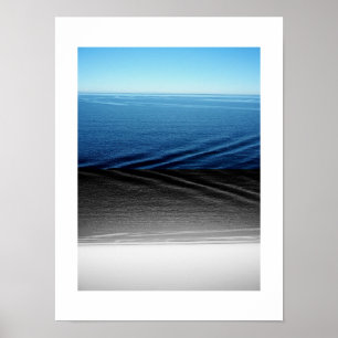 Blaue und schwarze Samtreflexionsfotografie Poster