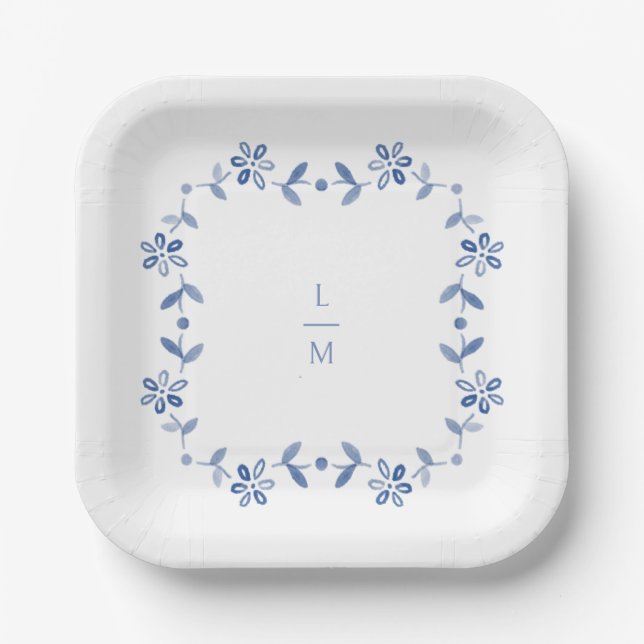 Blaue und weiße Blumen-Coupé-Initialen Hochzeit Pappteller (Vorderseite)