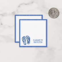Blaue und weiße Chinoiserie-Flip-Flops auf Streife