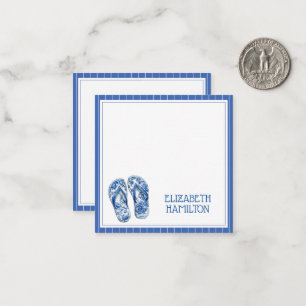 Blaue und weiße Chinoiserie-Flip-Flops auf Streife Mitteilungskarte