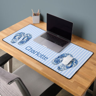Blaue und weiße Chinoiserie-Flippflops auf Streife Schreibtischunterlage
