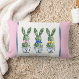 Blaue und weiße Chinoiserie mit Kaninchen-Topiaren Lendenkissen