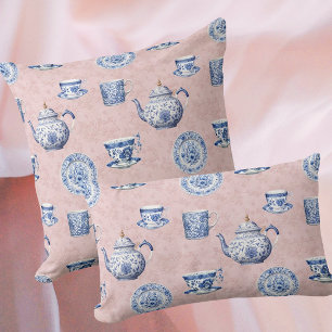 Blaue und weiße Chinoiserie-Vasen in altem Rosa Kissen
