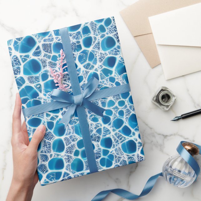 Blaue und weiße Frostfantasie Abstraktes Eismosaik Geschenkpapier (Schenken)