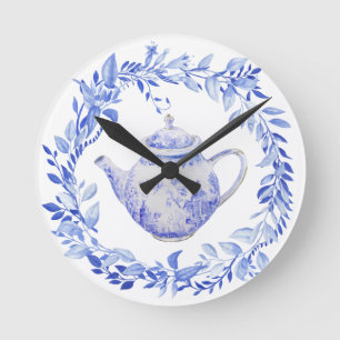 Blaue und weiße Teekanne mit Kranz  Runde Wanduhr