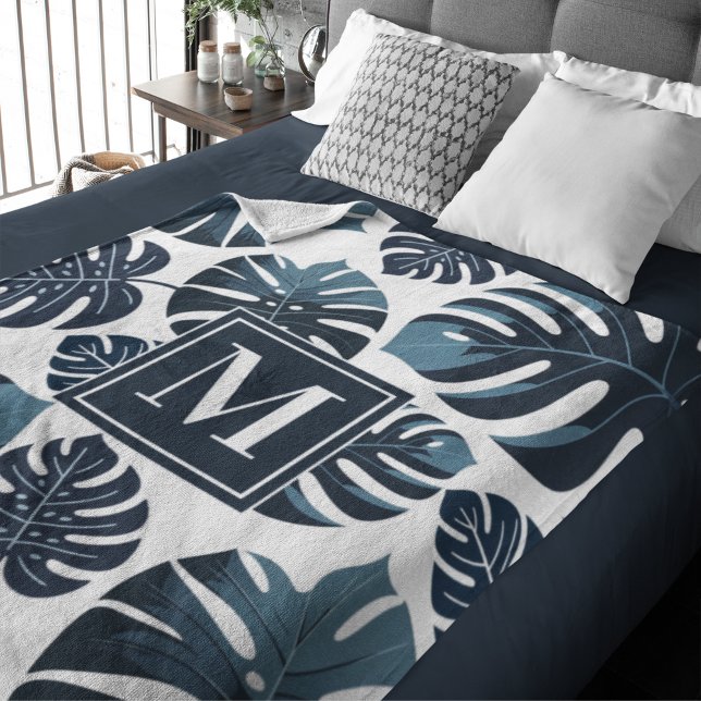 Blaue und weiße tropische Monstera Leaf Fleecedecke (Von Creator hochgeladen)