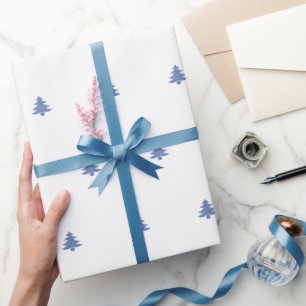 Blaue und weiße Weihnachtsbaume Ikonisches Muster Geschenkpapier