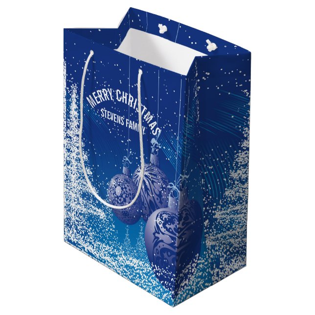 Blaue und weiße Weihnachtsbäume und -dekorationen Mittlere Geschenktüte (Rückseite Schrägansicht)