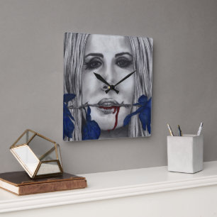 Blaue Vampirfrau mit Rosen im Portrait - Goth Art Quadratische Wanduhr