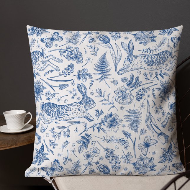 Blaue Vintage Kaninchen und Frühlingsblumenmuster Kissen (Von Creator hochgeladen)