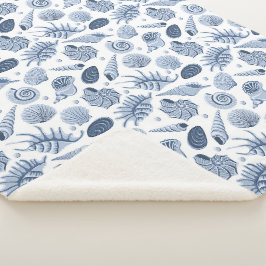 Blaue, von Hand gezogene Muscheln auf weiß Sherpadecke