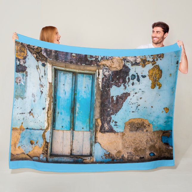 Blaue Wand und Tür Fleecedecke (Beispiel)