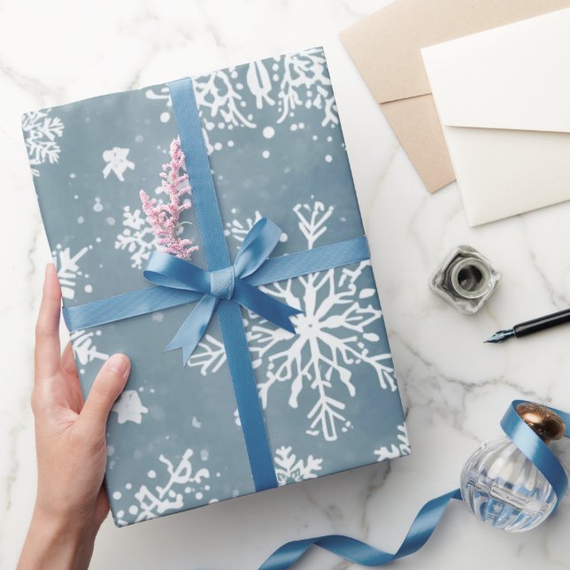 Blaue Wasserfarben-Schneeflocken Winterferien Geschenkpapier (Schenken)