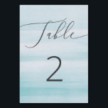 Blaue Wasserfarbenhochzeit. Minimalistischer Stran Tischnummer<br><div class="desc">Führe Deine Gäste stilvoll mit dieser Hochzeitskarte in Aquarellfarbe. Die Tischnummer ist blau. Dieses Design mit eleganter Schrift-Typografie und einem weichen nautischen inspirierten Hintergrund eignet sich ideal für Hochzeiten an der Küste, am Meer, im Yachtclub oder am Strand. Die blauen Omeltönen machen es zu einer vielseitigen Wahl für Wassersportthemen, Hochzeiten...</div>