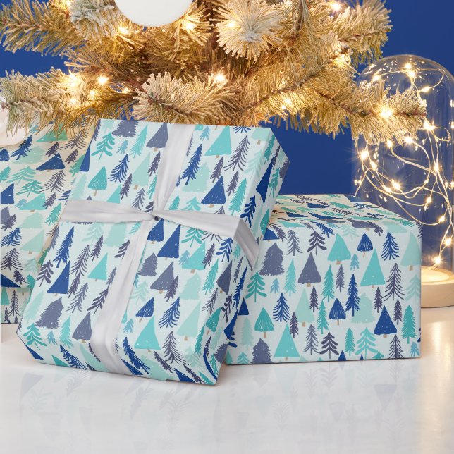 Blaue Weihnachtsbäume in einem Evergreen Forest Geschenkpapier (Feiertage)