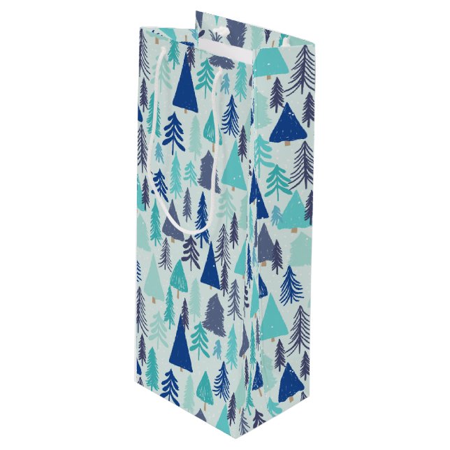 Blaue Weihnachtsbäume in einem Evergreen Forest Geschenktüte Für Weinflaschen (Vorderseite Schrägansicht)