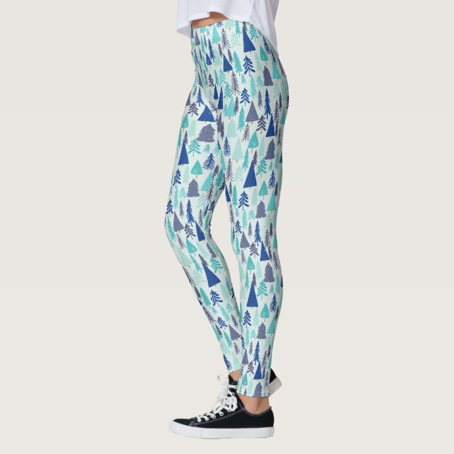 Blaue Weihnachtsbäume in einem Evergreen Forest Leggings (Links)