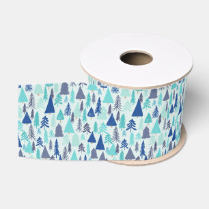 Blaue Weihnachtsbäume in einem Evergreen Forest Ripsband