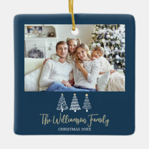 Blaue Weihnachtsfamilien-Foto-Spielbaum-Skript Keramikornament