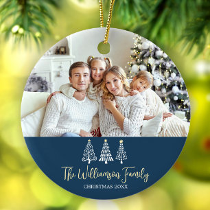 Blaue Weihnachtsfamilienfoto-Stilbäume Schrift Keramik Ornament