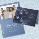Blaue Weihnachtsschmuck 1 Foto geflochten Feiertagskarte<br><div class="desc">Eine gefaltete Grußkarte mit einem wunderschönen blauen Weihnachtsbaum und Ziergegenständen auf der Vorderseite mit Fröhlichen Weihnachten und Happy New Year und Ihrem Foto und personalisierten Gruß auf der Innenseite. Mehr Stile und Designs in unserem Shop.</div>
