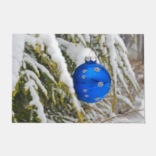 Blaue Weihnachtsschmuck in schneebedeckter Kiefern Fußmatte