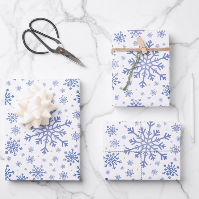 Blaue Weihnachtsschneeflocken im Winter Weiß Geschenkpapier Set (Vorderseite)