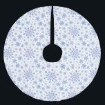Blaue Weihnachtsschneeflocken im Winter Weiß Polyester Weihnachtsbaumdecke<br><div class="desc">Hübsche Schneeflocken in gemischten Größen verstreut über dieses Weihnachtsmuster. Dieses niedliche festliche Design mit einem knalligen,  winterweißen Hintergrund wird jedem Alter gefallen und ist perfekt für jeden,  der weiche und zarte Weihnachtsmuster mag.</div>