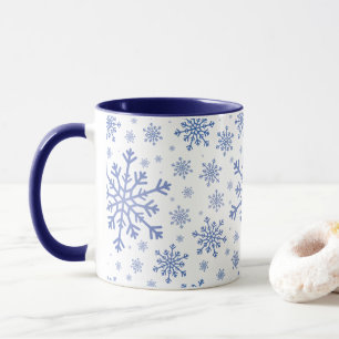 Blaue Weihnachtsschneeflocken im Winter weiß Tasse